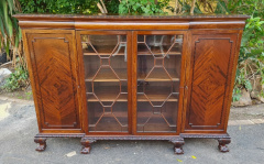 MAHOGANY CHIPPENDALE BREAKFRONT BOOKCASE / DISPLAY   PRICE: POA; {186CM X 43 X 126H}