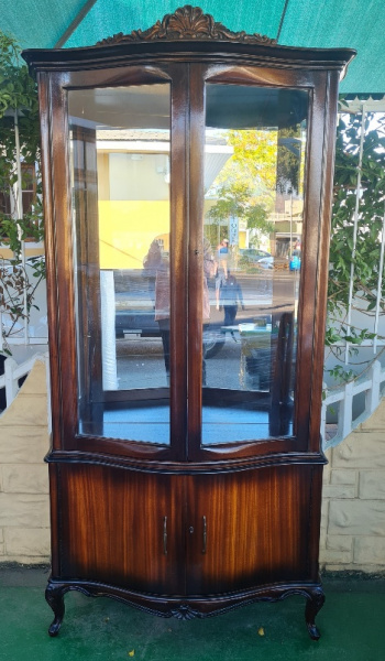 HANDSOME CURVED MAHOGANY DISPLAY CABINET   PRICE: R22950.00 ; {115CM X 48 X 203H}