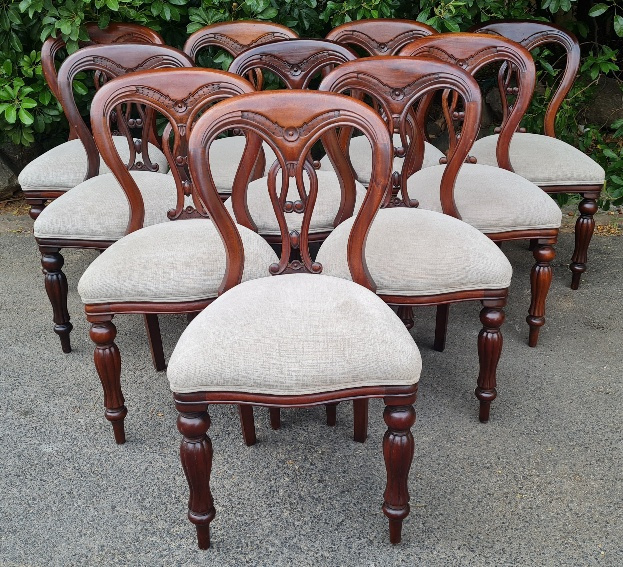 10 SEATER MAHOGANY TABLE WITH 10 BUSTLEBACK CHAIRS   PRICE TABLE : R16500.00 ; {270CM X 120 X 76H}