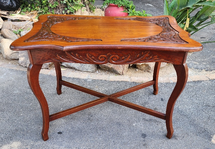 BEAUTIFUL CARVED OAK OCCASSIONAL TABLE   PRICE: R5950.00 ; {106CM X 68 X 76H}